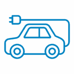 Auto elettrica in ricarica collegata a una stazione domestica o aziendale, simbolo di efficienza energetica e mobilità green